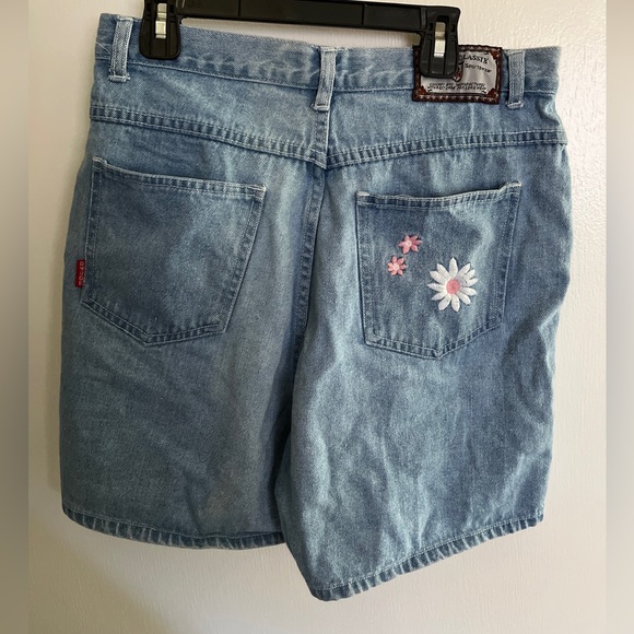 D’Mode Jean Shorts w Embroidered Daisies - Picture 1 of 5